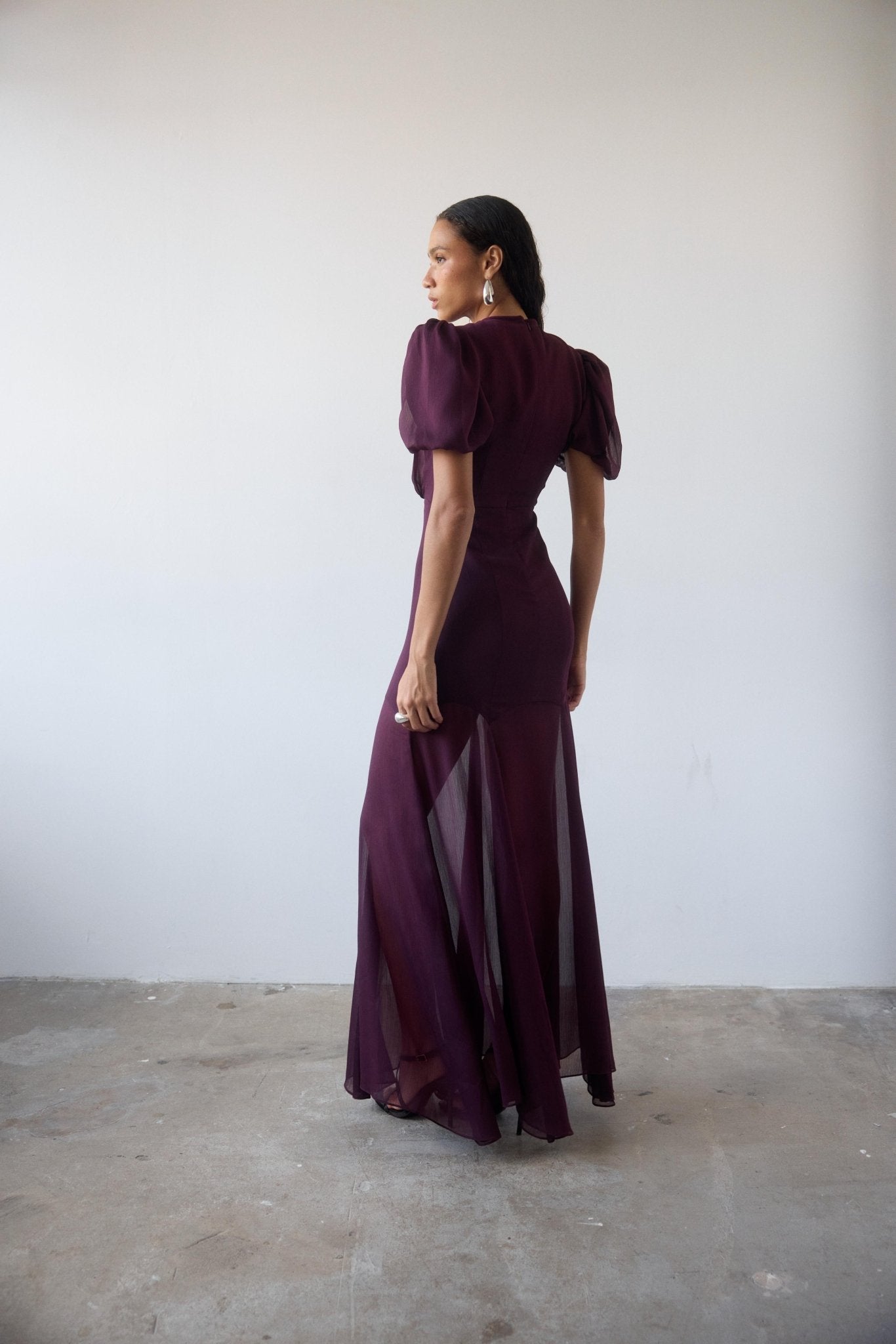 AGUA MAXI DRESS IN MAROON CRINKLE CHIFFON - De La Vali