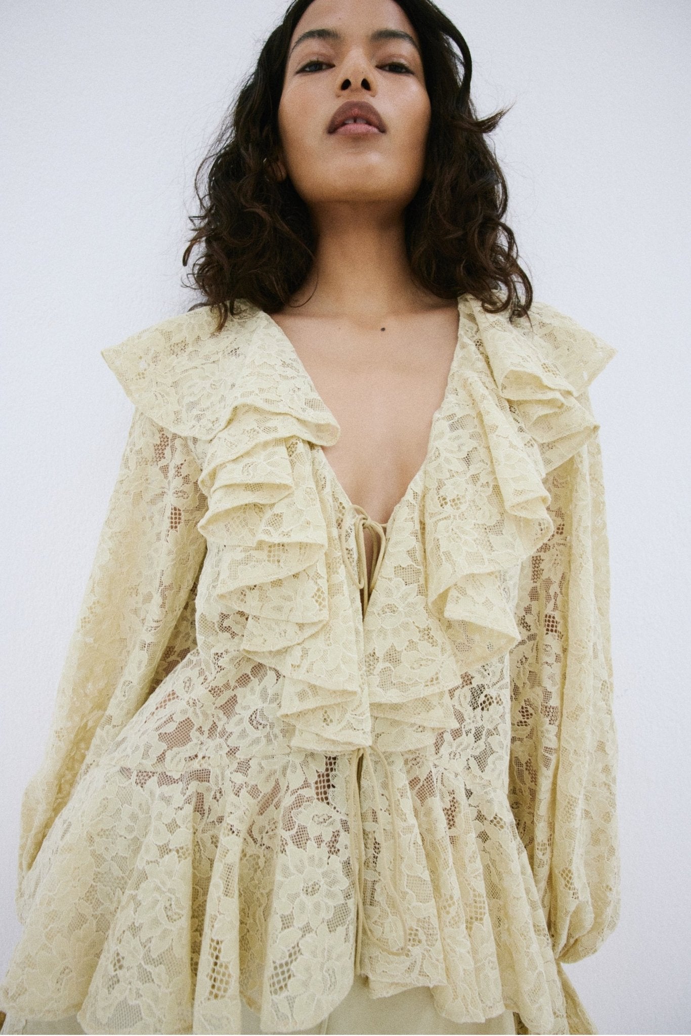 MIJA TOP IN ANTIQUE YELLOW NYLON LACE - De La Vali