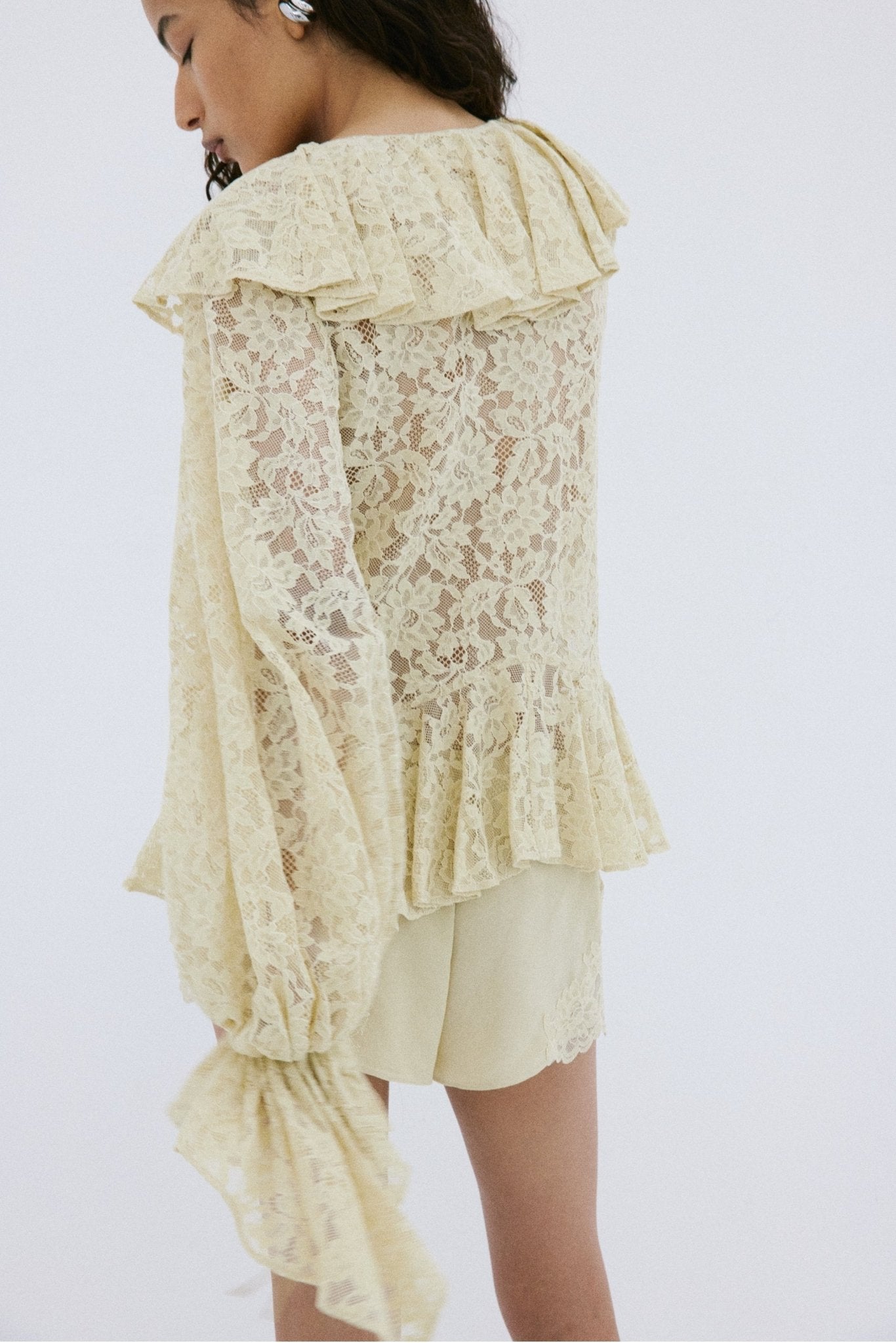 ELIA SHORTS IN ANTIQUE YELLOW CREPE DE CHINE - De La Vali