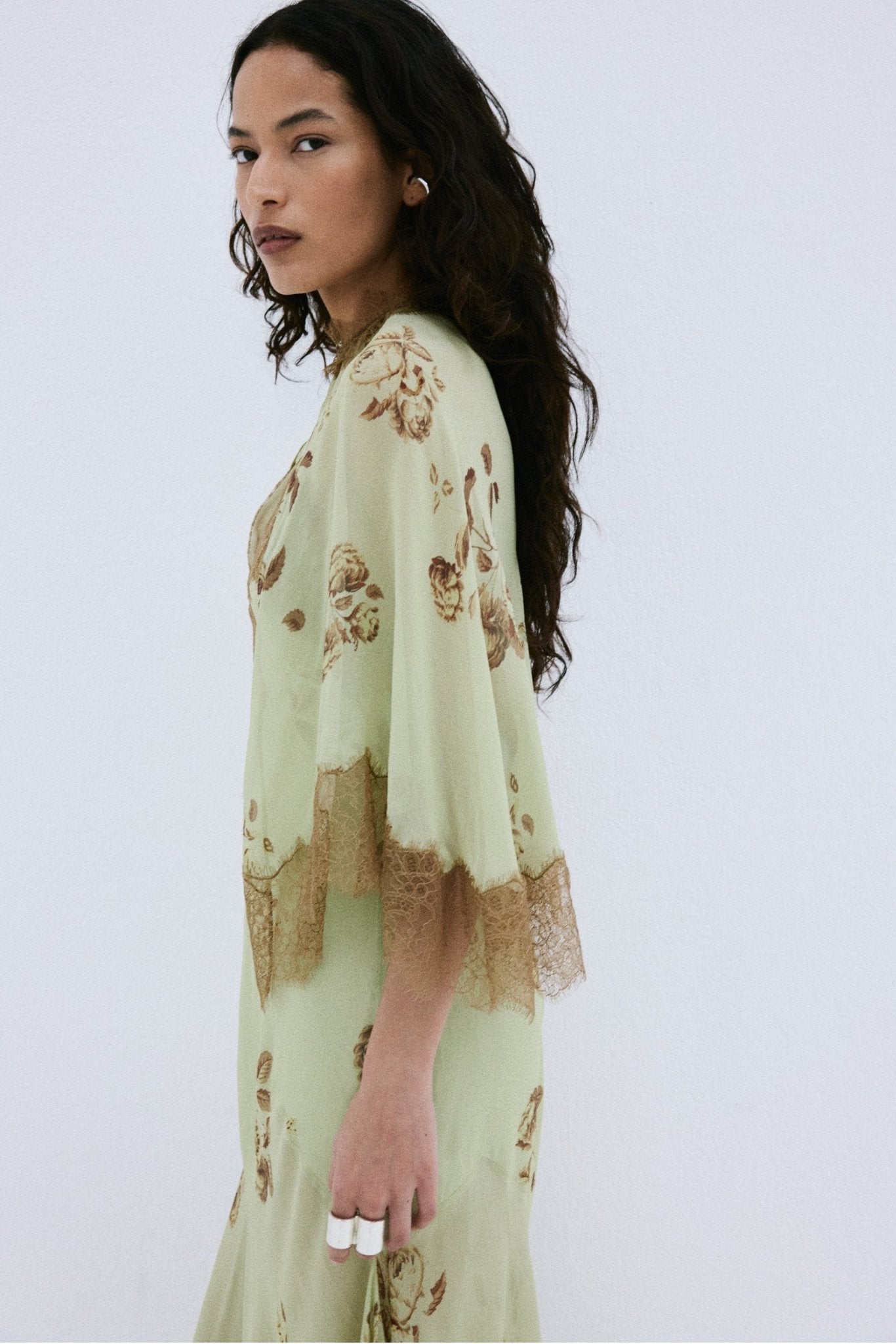 CIELO MIDAXI DRESS & CAPE IN ROSA PALO GREEN VISCOSE GEORGETTE - De La Vali