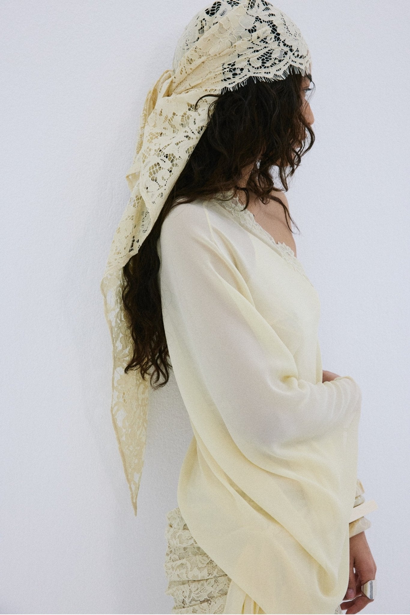 BONITA HEADSCARF IN ANTIQUE YELLOW COTTON LACE - De La Vali