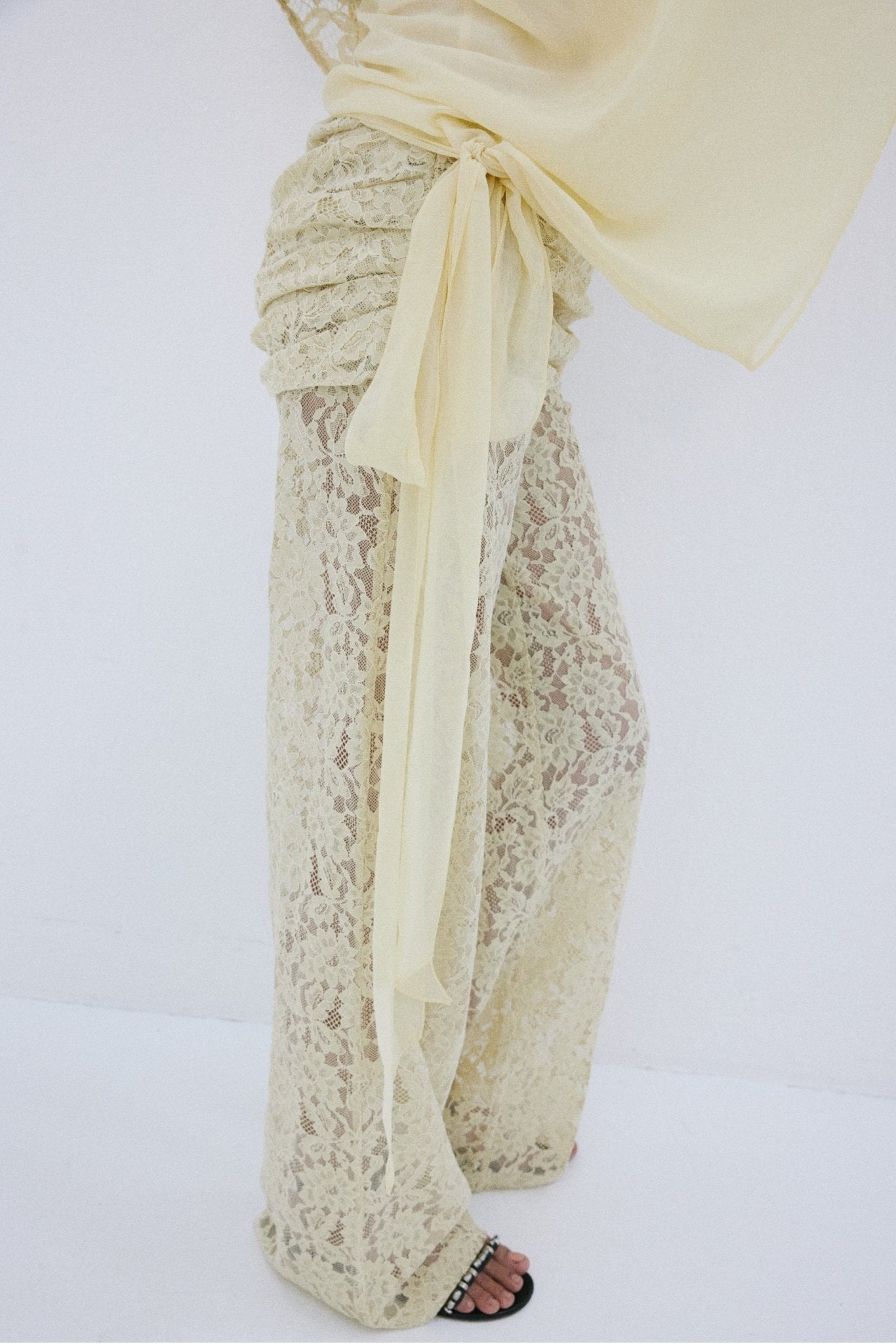 ROCIO TROUSER IN ANTIQUE YELLOW NYLON LACE - De La Vali