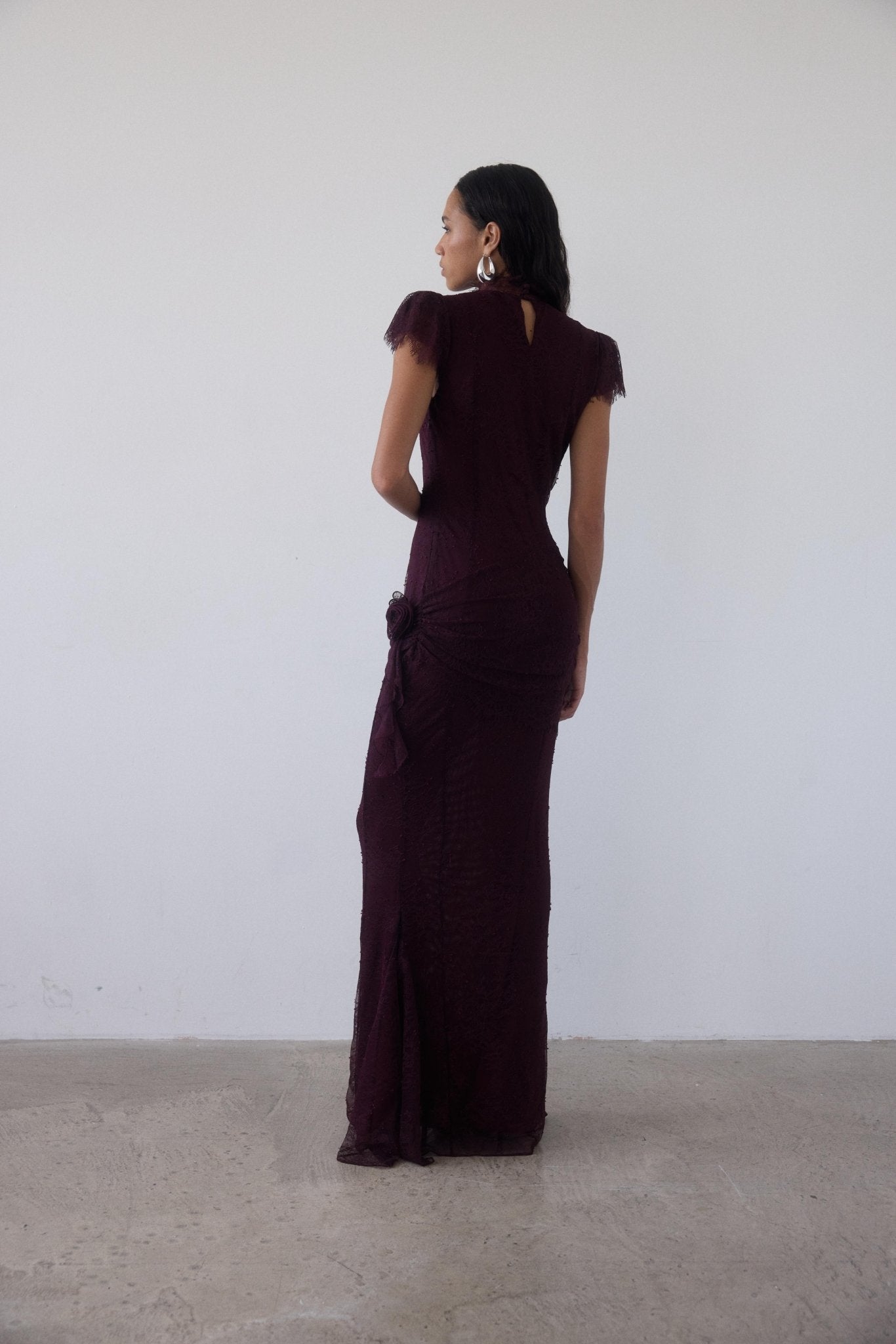 SILENTIUM MAXI DRESS IN MAROON LACE - De La Vali