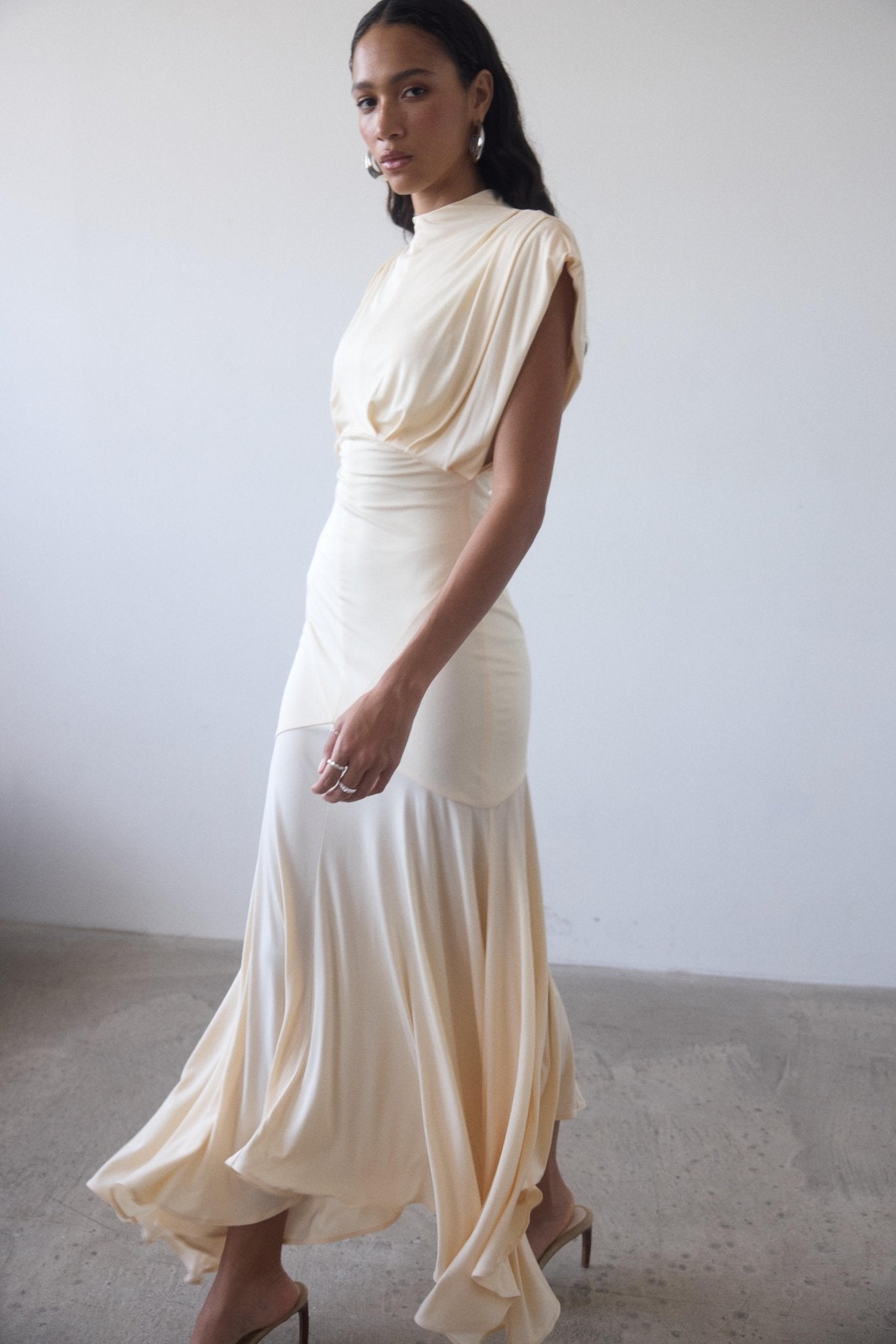 VASUDHA MIDI DRESS IN CREAM JERSEY - De La Vali