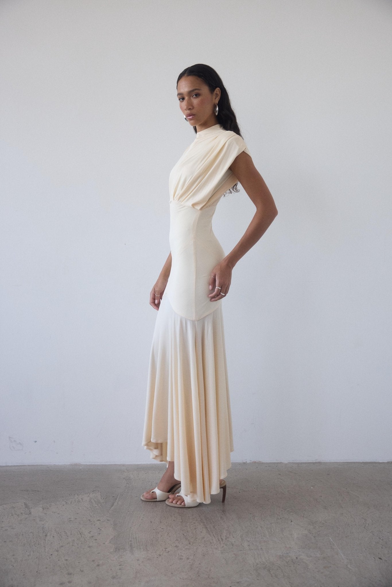VASUDHA MIDI DRESS IN CREAM JERSEY - De La Vali