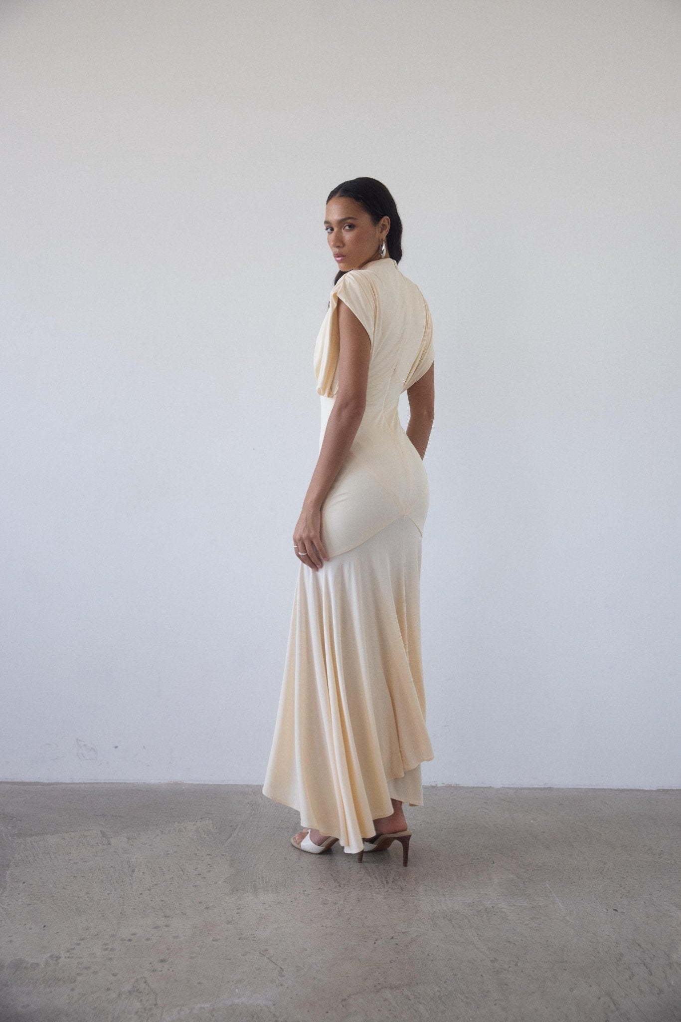 VASUDHA MIDI DRESS IN CREAM JERSEY - De La Vali