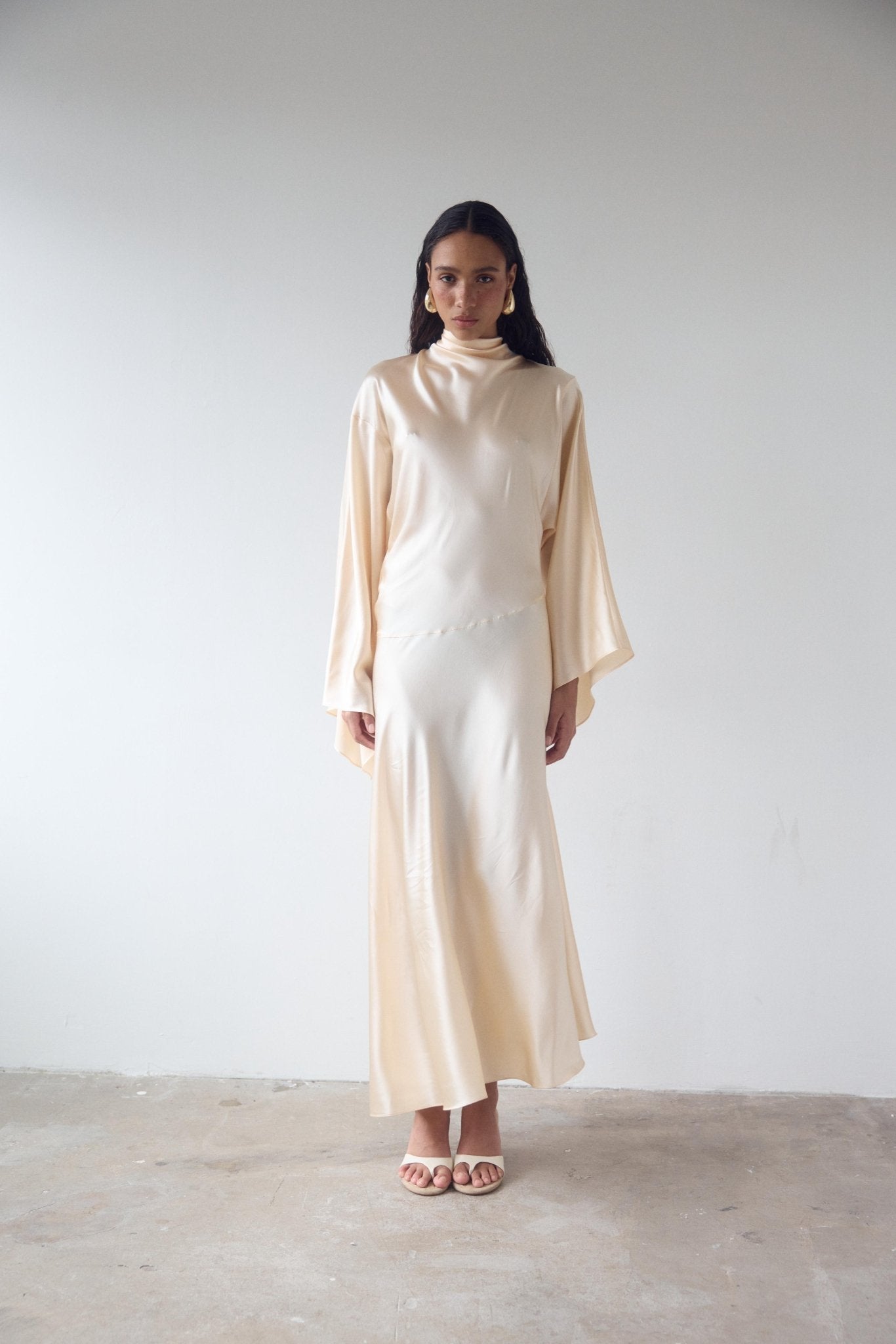 BAYAMO LONG DRESS IN CREAM SILK SATIN - De La Vali