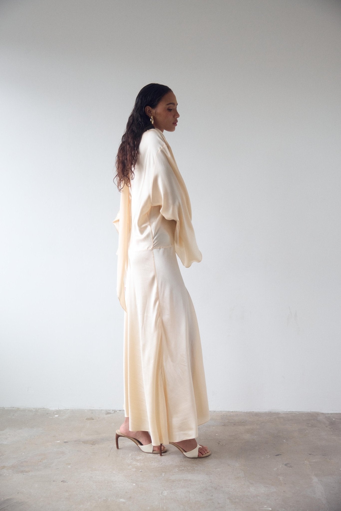 BAYAMO LONG DRESS IN CREAM SILK SATIN - De La Vali