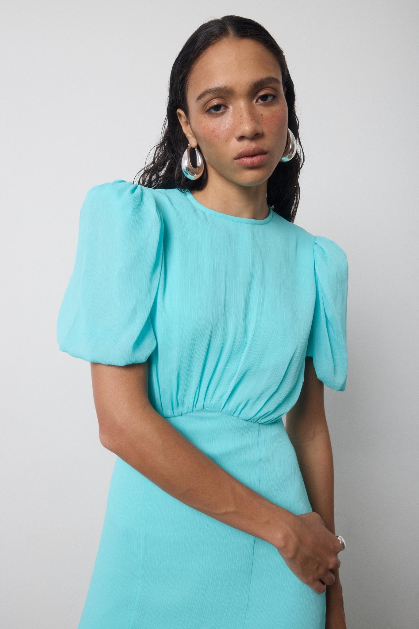 AGUA MAXI DRESS IN TURQUOISE CRINKLE CHIFFON - De La Vali