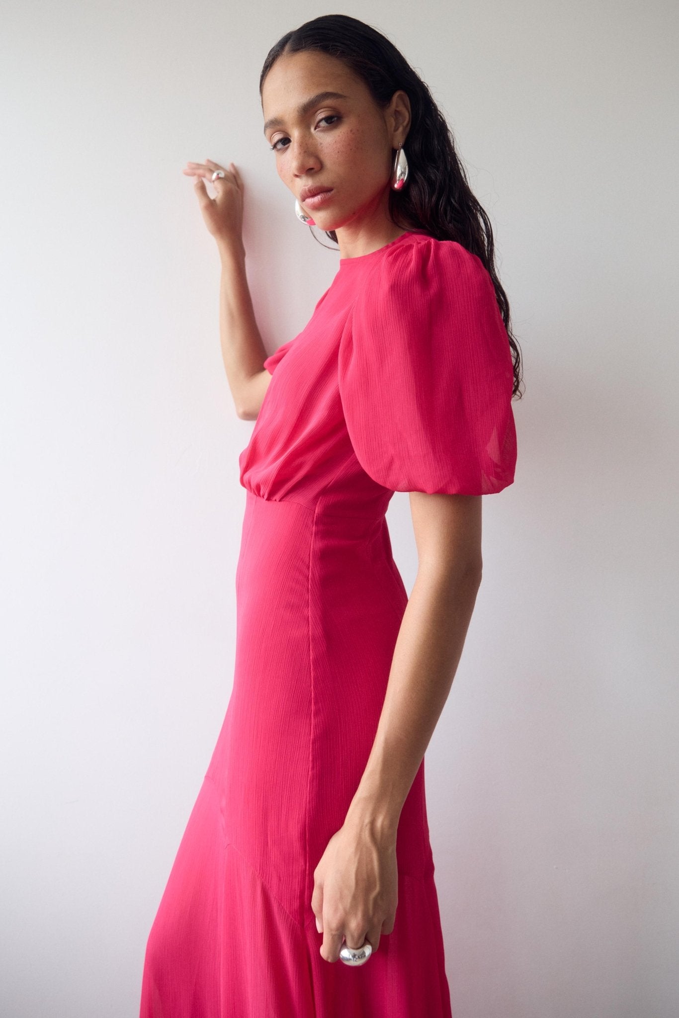 AGUA MAXI DRESS IN FUCHSIA CRINKLE CHIFFON - De La Vali