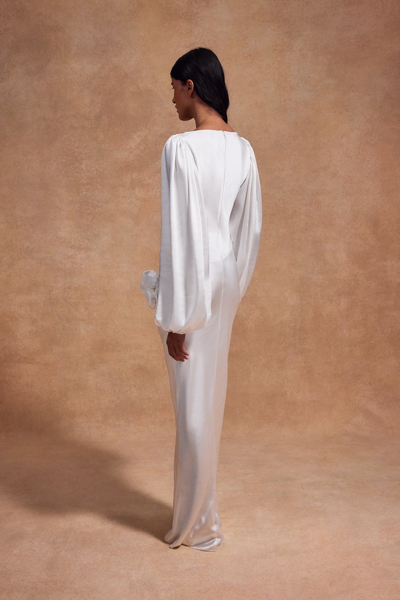 VIVIR MAXI DRESS IN OPTIC HAMMERED SATIN - De La Vali