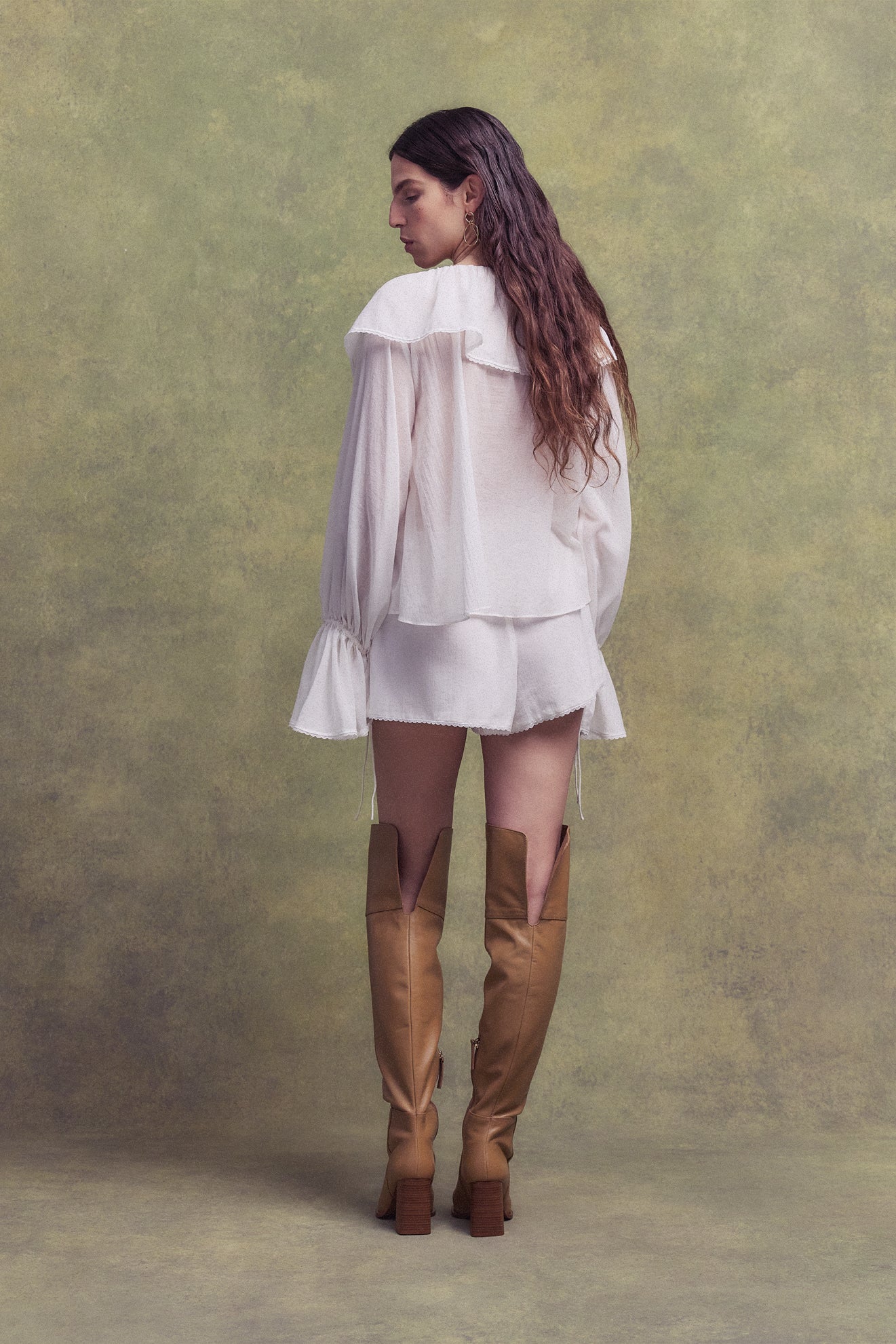 MAYA SHORTS IN WHITE LIGHTWEIGHT COTTON - De La Vali