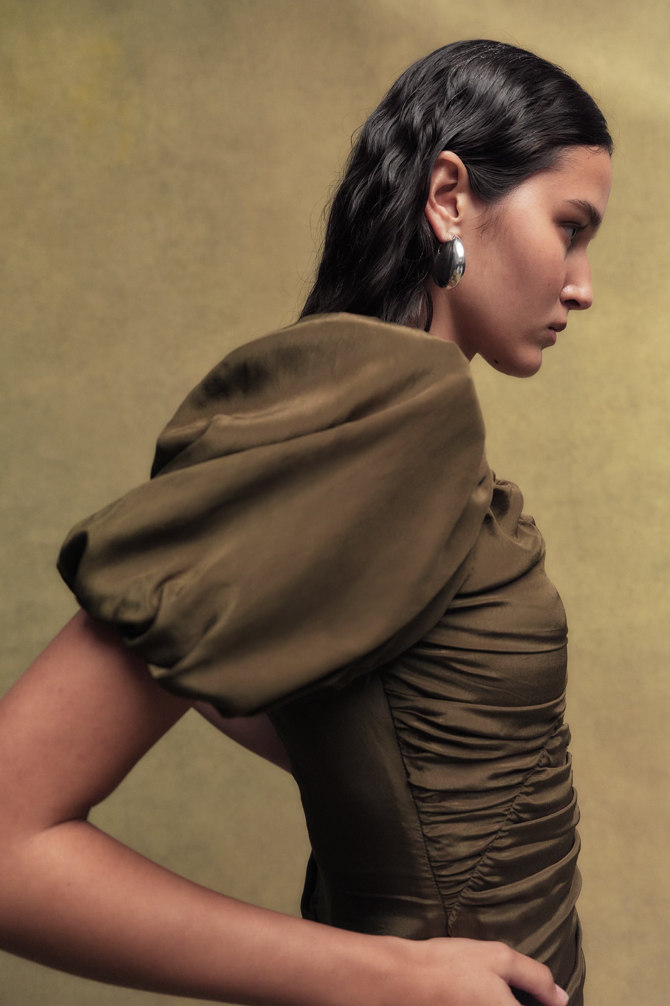 MARCELINE CREPE DE CHINE MINI DRESS IN OLIVE GREEN - De La Vali