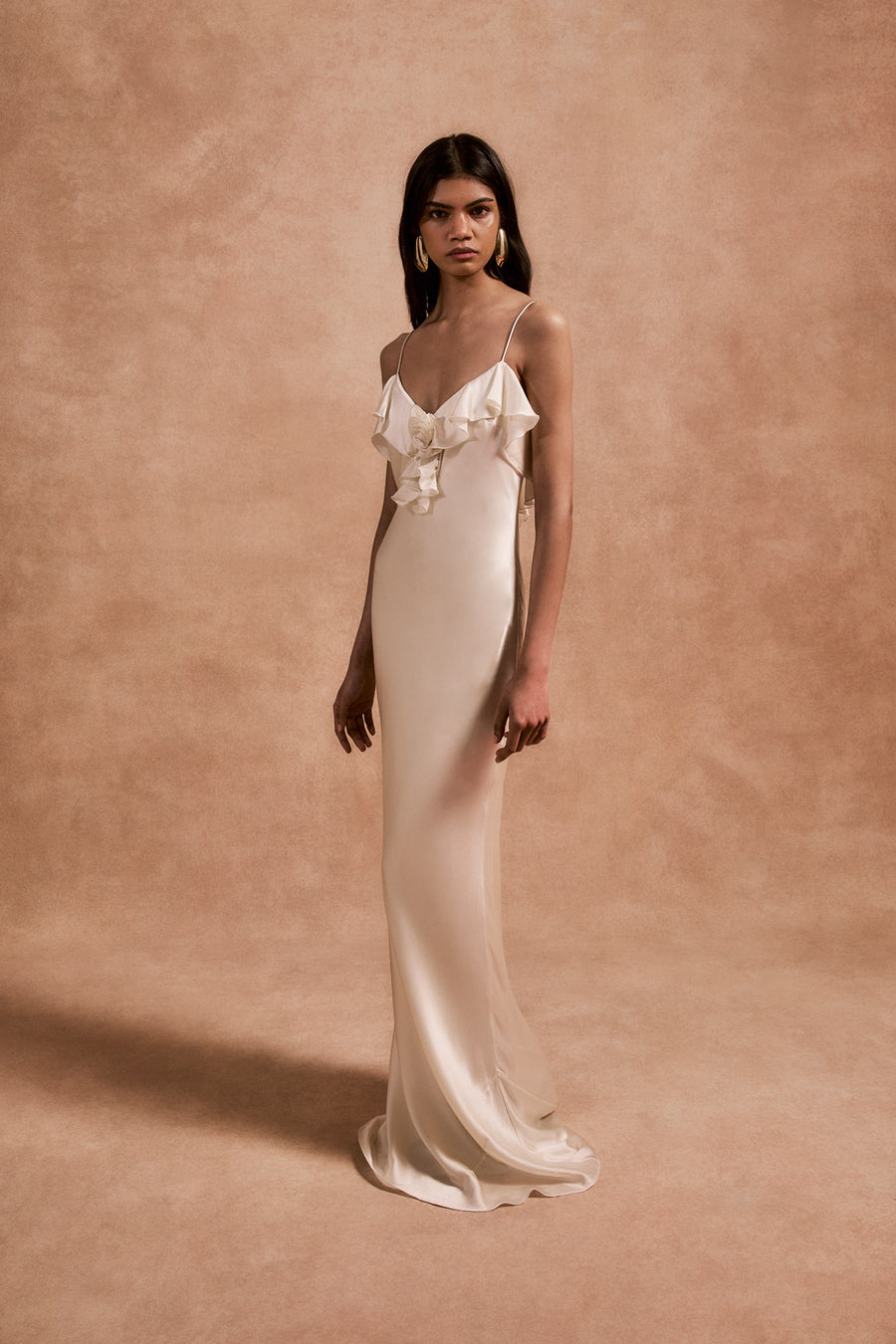 ESPERANZA LONG DRESS IN IVORY SILK SATIN DE LA VALI OFFICIAL ESPERANZA LONG DRESS IN IVORY SILK SATIN DE LA VALI OFFICIAL