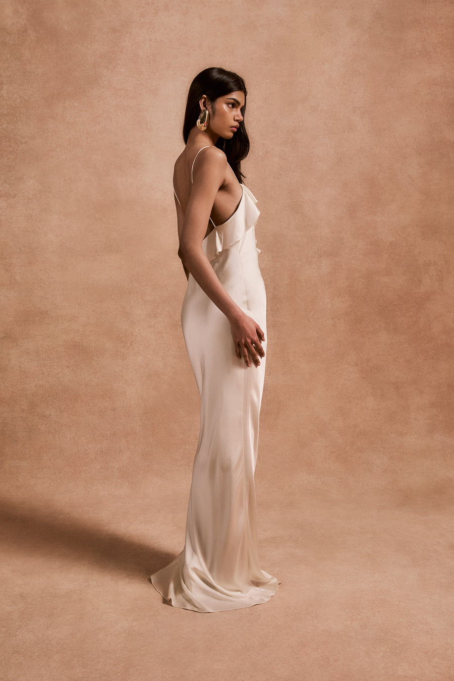 ESPERANZA LONG DRESS IN IVORY SILK SATIN DE LA VALI OFFICIAL ESPERANZA LONG DRESS IN IVORY SILK SATIN DE LA VALI OFFICIAL