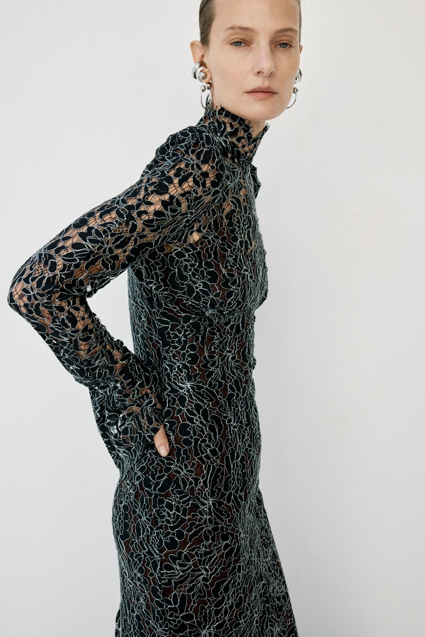 VOTIVA MAXI DRESS IN BLACK METALLIC LACE - De La Vali