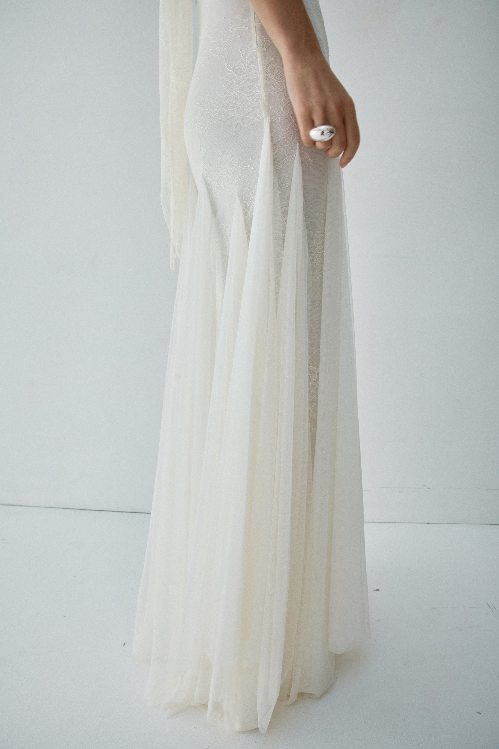 ELOWEN MAXI DRESS IN IVORY FINE LACE - De La Vali
