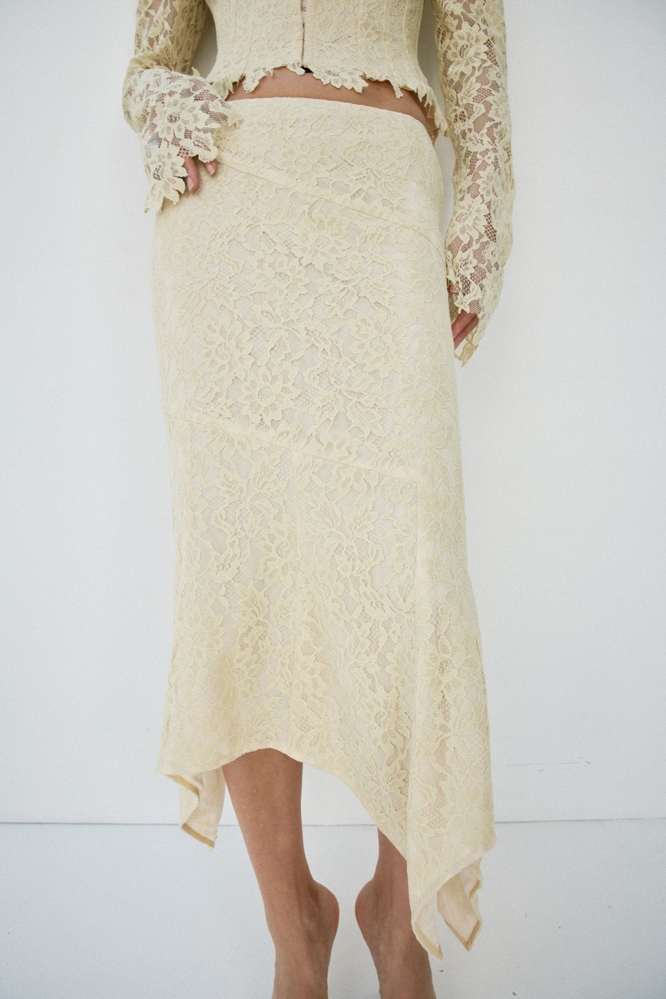 FAELA MIDI SKIRT IN SOFT YELLOW LACE
