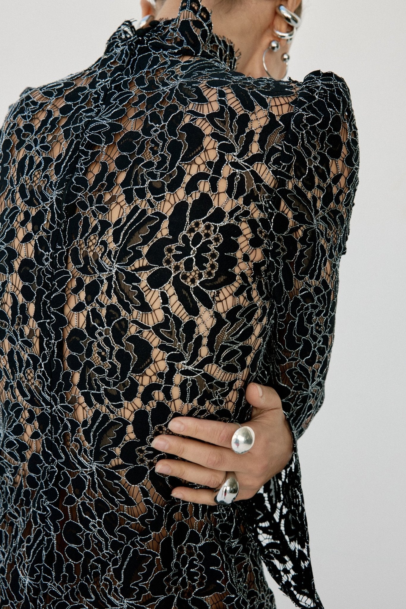 VOTIVA MAXI DRESS IN BLACK METALLIC LACE - De La Vali