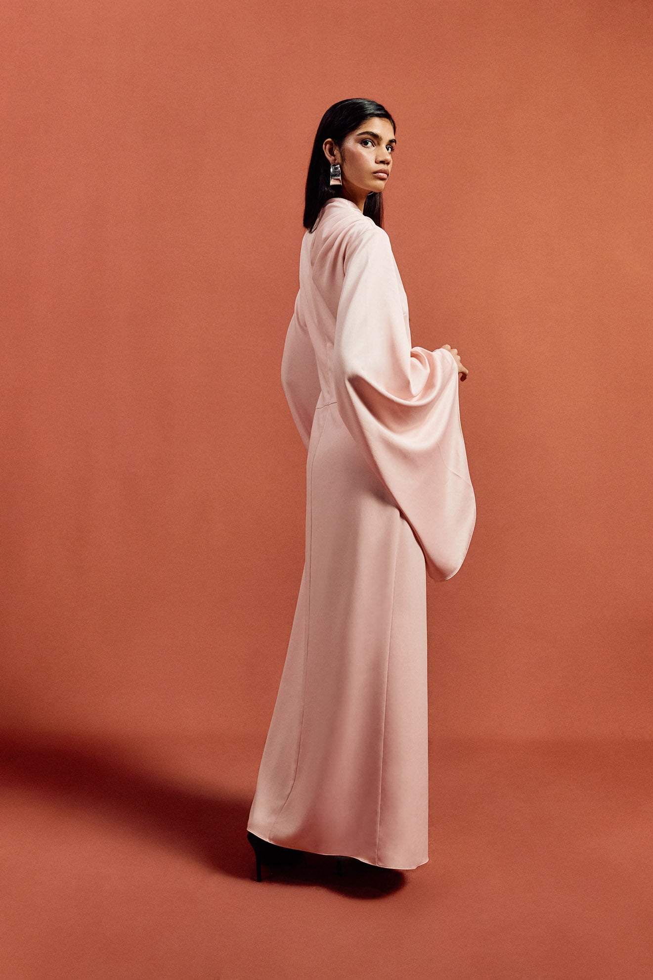 HAUSOS MAXI DRESS IN BABY PINK SATIN CREPE - De La Vali